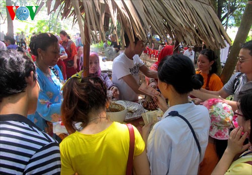 Visitors enjoy Malaysian food at the event (Photo: VOV) Laotian girls perform their traditional dances at the event (Photo: VOV) Visitors enjoy Malaysian food at the event (Photo: VOV) Laotian girls perform their traditional dances at the event (Photo: VOV)
