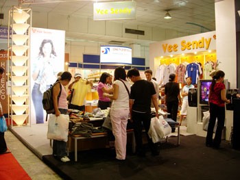 A textile and garment company presents products to visitors in an exhibition. (Photo: KK) A textile and garment company presents products to visitors in an exhibition. (Photo: KK)