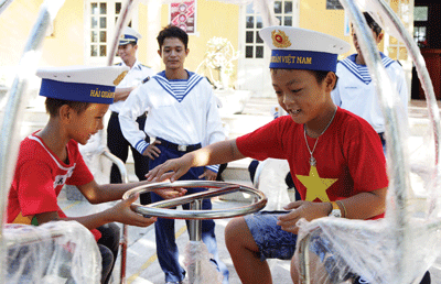 Children were happy to receive presents from the HCMC Union (Photo: Viet Dung) Children were happy to receive presents from the HCMC Union (Photo: Viet Dung)