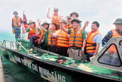 City delegation says goodbye to the people and soldiers on the Islands (Photo: Viet Dung) City delegation says goodbye to the people and soldiers on the Islands (Photo: Viet Dung)