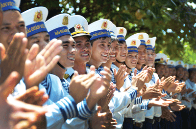 Soldiers welcome the City delegation to Spratly Islands (Photo: Viet Dung) Soldiers welcome the City delegation to Spratly Islands (Photo: Viet Dung)