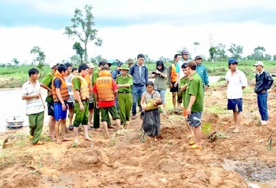 Rescuers find out bodies of locals in Ea Sup District in Dak Lak Province (Photo: SGGP) Rescuers find out bodies of locals in Ea Sup District in Dak Lak Province (Photo: SGGP)