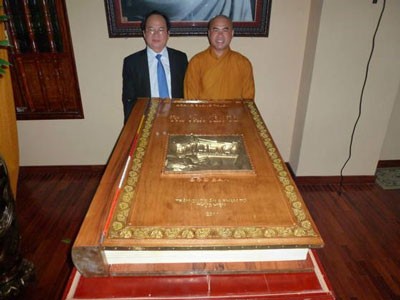 The 300-page book titled ‘Thi Van Yen Tu’ by Professor Hoang Quang Thuan (Photo: Sggp) The 300-page book titled ‘Thi Van Yen Tu’ by Professor Hoang Quang Thuan (Photo: Sggp)