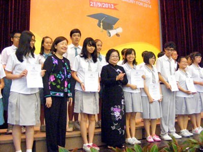 Ms Truong My Hoa awards scholarships to students of Dinh Thien Ly School(Photo: SGGP) Ms Truong My Hoa awards scholarships to students of Dinh Thien Ly School(Photo: SGGP)