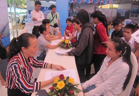 Students from central Da Nang City and Quang Nam Province interview with a travel agency in Hoi An. Nearly 1,000 students gathered at a tourism career orientation day in the city. — VNS Students from central Da Nang City and Quang Nam Province interview with a travel agency in Hoi An. Nearly 1,000 students gathered at a tourism career orientation day in the city. — VNS