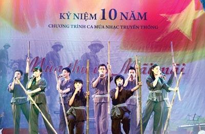 The Vietnamese traditional revolutionary song is performed in the celebration(Photo:SGGP) The Vietnamese traditional revolutionary song is performed in the celebration(Photo:SGGP)