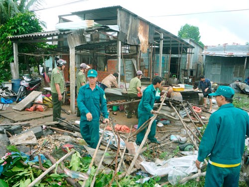 Local guards and local people help building houses whose roofs were blown off (Photo: Thanh Nien Online) Local guards and local people help building houses whose roofs were blown off (Photo: Thanh Nien Online)