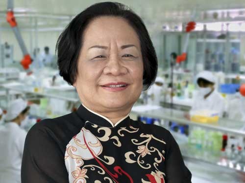 Pham Thi Viet Nga, director of Hau Giang Pharmaceutical Company wins the prize Pham Thi Viet Nga, director of Hau Giang Pharmaceutical Company wins the prize