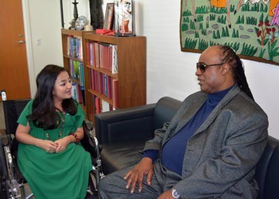 Singer Stevie Wonder (R) chats with Nguyen Phuong Anh(Photo:SGGP) Singer Stevie Wonder (R) chats with Nguyen Phuong Anh(Photo:SGGP)