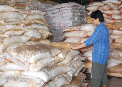 Counterfeit fertilizers were uncovered in Binh Chanh District. (Photo:SGGP) Counterfeit fertilizers were uncovered in Binh Chanh District. (Photo:SGGP)