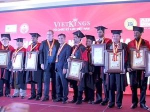 Record holders receive honorary doctorate degrees (Source: VNA) Record holders receive honorary doctorate degrees (Source: VNA)
