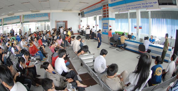 Passengers wait to buy train tickets for Tet holidays at Saigon Railway Station. (Photo: SGGP) Passengers wait to buy train tickets for Tet holidays at Saigon Railway Station. (Photo: SGGP)