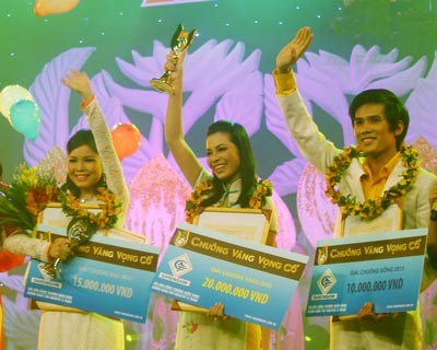 Winners of the 8th Cai Luong Singing Contest, Nguyen Thi Luan (C), Lam Ngoc Hoa (L) and Nguyen Minh Hai (Photo: SGGP) Winners of the 8th Cai Luong Singing Contest, Nguyen Thi Luan (C), Lam Ngoc Hoa (L) and Nguyen Minh Hai (Photo: SGGP)