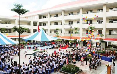 Trường THPT Nguyễn Hữu Thọ quận 4 trong ngày khánh thành và khai giảng năm học mới 2013 - 2014. Ảnh: Mai Hải Trường THPT Nguyễn Hữu Thọ quận 4 trong ngày khánh thành và khai giảng năm học mới 2013 - 2014. Ảnh: Mai Hải