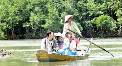 Khách du lịch tham quan rừng ngập mặn bằng thuyền. Khách du lịch tham quan rừng ngập mặn bằng thuyền.