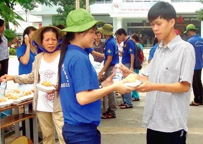 Tấm lòng của các chủ nhà trọ, hội viên phụ nữ quận 9 với các thí sinh dự thi đại học. Tấm lòng của các chủ nhà trọ, hội viên phụ nữ quận 9 với các thí sinh dự thi đại học.