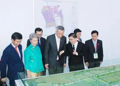 Thủ tướng Singapore Lý Hiển Long nghe thuyết minh dự án VSIP tại Quảng Ngãi Thủ tướng Singapore Lý Hiển Long nghe thuyết minh dự án VSIP tại Quảng Ngãi