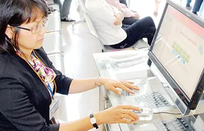 Hướng dẫn thủ tục cấp giấy chứng nhận nhà đất tại UBND quận 1 TPHCM. Ảnh: KIM NGÂN Hướng dẫn thủ tục cấp giấy chứng nhận nhà đất tại UBND quận 1 TPHCM. Ảnh: KIM NGÂN