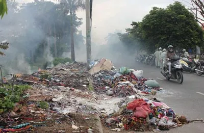 Rác thải “rải” khắp vùng ven