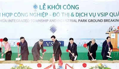 Thủ tướng Nguyễn Tấn Dũng và Thủ tướng Singapore Lý Hiển Long tại lễ khởi công Khu liên hợp công nghiệp - đô thị - dịch vụ VSIP Quảng Ngãi. Thủ tướng Nguyễn Tấn Dũng và Thủ tướng Singapore Lý Hiển Long tại lễ khởi công Khu liên hợp công nghiệp - đô thị - dịch vụ VSIP Quảng Ngãi.