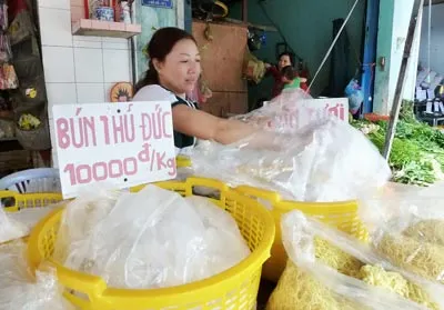 Nhiều chợ bán bún để bảng có thương hiệu nhưng bún để trần, không bao bì. Ảnh: Thanh Hải Nhiều chợ bán bún để bảng có thương hiệu nhưng bún để trần, không bao bì. Ảnh: Thanh Hải