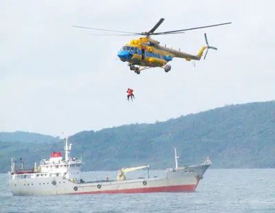 Dùng trực thăng giải cứu con tin và đột nhập tàu địch trên biển (mô phỏng).