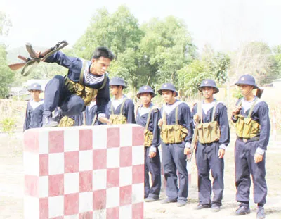 Vượt chướng ngại vật, cận chiến bảo vệ đảo bằng tiểu liên AK 47