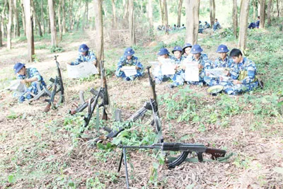 Phút giải lao bên cạnh vũ khí cá nhân gồm tiểu liên và trung liên