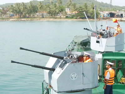 Hỏa lực cực mạnh tại ụ súng trên boong tàu