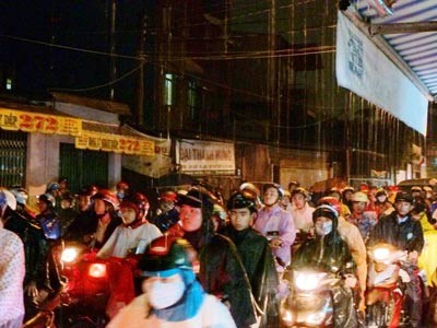 Heavy rain caused floodwater & traffic jam in Tan Phu, yesterday (Photo:SGGP) Heavy rain caused floodwater & traffic jam in Tan Phu, yesterday (Photo:SGGP)