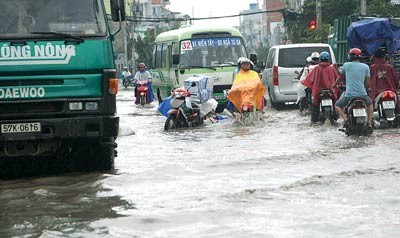 Many streets in District 11 are flooded after heavy downpours. (Photo: SGGP) Many streets in District 11 are flooded after heavy downpours. (Photo: SGGP)