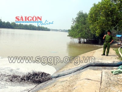 Hao Duong Leather Tanning JSC dumps untreated wastewater directly into the Dong Dien River. (Photo: SGGP) Hao Duong Leather Tanning JSC dumps untreated wastewater directly into the Dong Dien River. (Photo: SGGP)