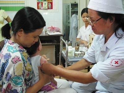 Normal immunization reaction such as slight fever from 38-38.5 degree celsius and local swelling, redness and pain at the injected area, said Nguyen Tran Hien, Head of the National Institute of Hygiene and Epidemiology Normal immunization reaction such as slight fever from 38-38.5 degree celsius and local swelling, redness and pain at the injected area, said Nguyen Tran Hien, Head of the National Institute of Hygiene and Epidemiology