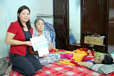 Vietcombank Chi nhánh Sóng Thần giúp chị Tú Trinh 20 triệu đồng