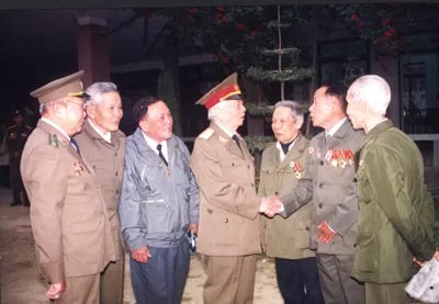 Đại tướng Võ Nguyên Giáp xúc động gặp lại các đồng đội trong Đội Việt Nam tuyên truyền Giải phóng quân năm xưa. Ảnh tư liệu. Các thiếu nữ dân tộc Thái tỉnh Điện Biên đón chào Đại tướng Võ Nguyên Giáp trở lại thăm chiến trường xưa sau nửa thế kỷ (năm 2004). Ảnh: Trần Tuấn – TTXVN. Anh hùng Lực lượng vũ trang nhân dân, thiếu tướng Tư lệnh Quân khu 7 Phan Trung Kiên đón Đại tướng Võ Nguyên Giáp đến thăm (năm 1996). Ảnh: Trần Tuấn – TTXVN Đại tướng Võ Nguyên Giáp ưa thích ngắm hoa Bạch Trà tại nhà riêng ở số 30 Hoàng Diệu, Hà Nội. Ảnh: Trần Tuấn Đại tướng Võ Nguyên Giáp nghỉ trưa dưới rặng tre ở huyện Củ Chi, TPHCM (năm 1996). Ảnh: Trần Tuấn – TTXVN. Đại tướng Võ Nguyên Giáp thăm Báo SGGP (năm 1996). Ảnh tư liệu. Đại tướng Võ Nguyên Giáp đến thăm gia đình mẹ Việt Nam anh hùng Võ Thị Hồi ở xã Tân Xuân, huyện Hóc Môn, TPHCM (tháng 4-1996). Ảnh: Trần Tuấn – TTXVN. Đại tướng Võ Nguyên Giáp tiếp Tổng thống Cộng hòa Chile Michelle Bachelet nhân dịp bà thăm chính thức Việt Nam và tham dự Hội nghị APEC 14 vào tháng 11-2006. Ảnh tư liệu. Tổng thống Thụy Sĩ Pascal Couchepin đến thăm Đại tướng Võ Nguyên Giáp tại nhà riêng vào tối 4-8-2008. Ảnh tư liệu. Đỗ Hạnh (tổng hợp) Thông tin liên quan Đại tướng Võ Nguyên Giáp đã ra đi