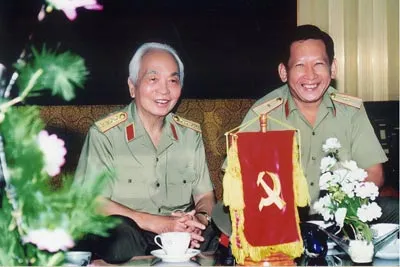 Anh hùng Lực lượng vũ trang nhân dân, thiếu tướng Tư lệnh Quân khu 7 Phan Trung Kiên đón Đại tướng Võ Nguyên Giáp đến thăm (năm 1996). Ảnh: Trần Tuấn – TTXVN