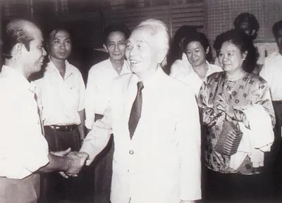 Đại tướng Võ Nguyên Giáp thăm Báo SGGP (năm 1996). Ảnh tư liệu. Đại tướng Võ Nguyên Giáp đến thăm gia đình mẹ Việt Nam anh hùng Võ Thị Hồi ở xã Tân Xuân, huyện Hóc Môn, TPHCM (tháng 4-1996). Ảnh: Trần Tuấn – TTXVN. Đại tướng Võ Nguyên Giáp tiếp Tổng thống Cộng hòa Chile Michelle Bachelet nhân dịp bà thăm chính thức Việt Nam và tham dự Hội nghị APEC 14 vào tháng 11-2006. Ảnh tư liệu. Tổng thống Thụy Sĩ Pascal Couchepin đến thăm Đại tướng Võ Nguyên Giáp tại nhà riêng vào tối 4-8-2008. Ảnh tư liệu. Đỗ Hạnh (tổng hợp) Thông tin liên quan Đại tướng Võ Nguyên Giáp đã ra đi