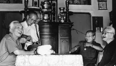 Đại tướng Võ Nguyên Giáp đến thăm gia đình mẹ Việt Nam anh hùng Võ Thị Hồi ở xã Tân Xuân, huyện Hóc Môn, TPHCM (tháng 4-1996). Ảnh: Trần Tuấn – TTXVN.