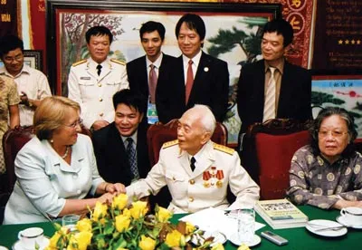 Đại tướng Võ Nguyên Giáp tiếp Tổng thống Cộng hòa Chile Michelle Bachelet nhân dịp bà thăm chính thức Việt Nam và tham dự Hội nghị APEC 14 vào tháng 11-2006. Ảnh tư liệu. Tổng thống Thụy Sĩ Pascal Couchepin đến thăm Đại tướng Võ Nguyên Giáp tại nhà riêng vào tối 4-8-2008. Ảnh tư liệu. Đỗ Hạnh (tổng hợp)