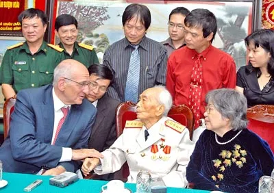 Tổng thống Thụy Sĩ Pascal Couchepin đến thăm Đại tướng Võ Nguyên Giáp tại nhà riêng vào tối 4-8-2008. Ảnh tư liệu.