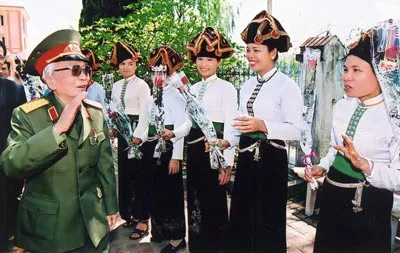 Các thiếu nữ dân tộc Thái tỉnh Điện Biên đón chào Đại tướng Võ Nguyên Giáp trở lại thăm chiến trường xưa sau nửa thế kỷ (năm 2004). Ảnh: Trần Tuấn – TTXVN.