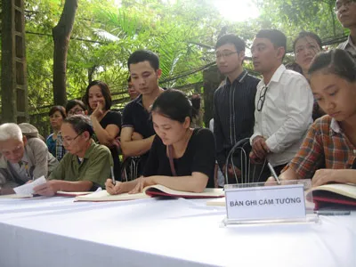 Các bạn trẻ và cựu chiến binh ghi sổ tang Dòng người xếp hàng dài để vào viếng Đại tướng Nhiều bạn trẻ mang theo hoa và ảnh của Đại tướng tới lễ viếng. Hàng ngàn người dân đến viếng Đại tướng Võ Nguyên Giáp tại nhà riêng ở 30 Hồng Diệu, quận Ba Đình, Hà Nội trong ngày 6-10. Thông tin liên quan >> Võ Nguyên Giáp - Một hiện tượng chưa từng có! >> Thế giới nghiêng mình tiễn biệt Đại tướng Võ Nguyên Giáp >> Trung tướng Đồng Sỹ Nguyên: Đại tướng là vị tổng tư lệnh chưa từng có trên thế giới Các bạn trẻ và cựu chiến binh ghi sổ tang Dòng người xếp hàng dài để vào viếng Đại tướng Nhiều bạn trẻ mang theo hoa và ảnh của Đại tướng tới lễ viếng. Hàng ngàn người dân đến viếng Đại tướng Võ Nguyên Giáp tại nhà riêng ở 30 Hồng Diệu, quận Ba Đình, Hà Nội trong ngày 6-10. Thông tin liên quan>> Võ Nguyên Giáp - Một hiện tượng chưa từng có! >> Thế giới nghiêng mình tiễn biệt Đại tướng Võ Nguyên Giáp >> Trung tướng Đồng Sỹ Nguyên: Đại tướng là vị tổng tư lệnh chưa từng có trên thế giới