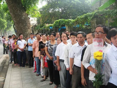 Dòng người xếp hàng dài để vào viếng Đại tướng Nhiều bạn trẻ mang theo hoa và ảnh của Đại tướng tới lễ viếng. Hàng ngàn người dân đến viếng Đại tướng Võ Nguyên Giáp tại nhà riêng ở 30 Hồng Diệu, quận Ba Đình, Hà Nội trong ngày 6-10. Thông tin liên quan >> Võ Nguyên Giáp - Một hiện tượng chưa từng có! >> Thế giới nghiêng mình tiễn biệt Đại tướng Võ Nguyên Giáp >> Trung tướng Đồng Sỹ Nguyên: Đại tướng là vị tổng tư lệnh chưa từng có trên thế giới Dòng người xếp hàng dài để vào viếng Đại tướng Nhiều bạn trẻ mang theo hoa và ảnh của Đại tướng tới lễ viếng. Hàng ngàn người dân đến viếng Đại tướng Võ Nguyên Giáp tại nhà riêng ở 30 Hồng Diệu, quận Ba Đình, Hà Nội trong ngày 6-10. Thông tin liên quan>> Võ Nguyên Giáp - Một hiện tượng chưa từng có! >> Thế giới nghiêng mình tiễn biệt Đại tướng Võ Nguyên Giáp >> Trung tướng Đồng Sỹ Nguyên: Đại tướng là vị tổng tư lệnh chưa từng có trên thế giới