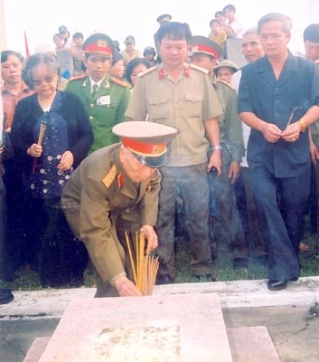 Đại tướng trong một lần về quê thắp hương lên mộ mẹ của Người. Ảnh: TƯ LIỆU Đại tướng trong một lần về quê thắp hương lên mộ mẹ của Người. Ảnh: TƯ LIỆU