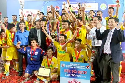 Thắng Vĩnh Long 2-0, Hà Nội T&T lần đầu đăng quang