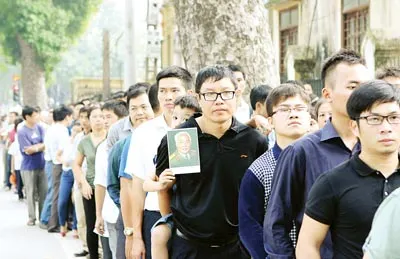 Hàng ngàn người dân đến viếng Đại tướng Võ Nguyên Giáp tại nhà riêng ở 30 Hồng Diệu, quận Ba Đình, Hà Nội trong ngày 6-10. Thông tin liên quan >> Võ Nguyên Giáp - Một hiện tượng chưa từng có! >> Thế giới nghiêng mình tiễn biệt Đại tướng Võ Nguyên Giáp >> Trung tướng Đồng Sỹ Nguyên: Đại tướng là vị tổng tư lệnh chưa từng có trên thế giới Hàng ngàn người dân đến viếng Đại tướng Võ Nguyên Giáp tại nhà riêng ở 30 Hồng Diệu, quận Ba Đình, Hà Nội trong ngày 6-10. Thông tin liên quan>> Võ Nguyên Giáp - Một hiện tượng chưa từng có! >> Thế giới nghiêng mình tiễn biệt Đại tướng Võ Nguyên Giáp >> Trung tướng Đồng Sỹ Nguyên: Đại tướng là vị tổng tư lệnh chưa từng có trên thế giới