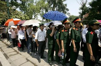 Ngập tràn hoa, nước mắt trên phố Hoàng Diệu ảnh 5 Ngập tràn hoa, nước mắt trên phố Hoàng Diệu ảnh 5