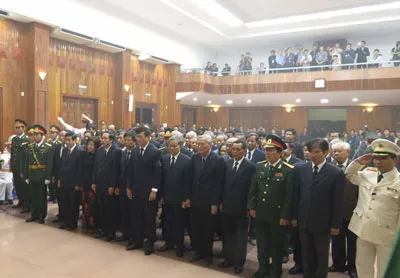 Hàng chục ngàn người xếp hàng dài chờ viếng Đại tướng Võ Nguyên Giáp tại quê nhà