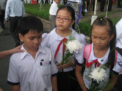 Em Vũ Thị Hải Đăng (giữa) cùng các bạn vào viếng Đại tướng. Em Vũ Thị Hải Đăng (giữa) cùng các bạn vào viếng Đại tướng.
