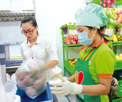 Nhân viên sơ chế thực phẩm tươi sống trước giờ khai trương tại cửa hàng Satrafoods. Nhân viên sơ chế thực phẩm tươi sống trước giờ khai trương tại cửa hàng Satrafoods.